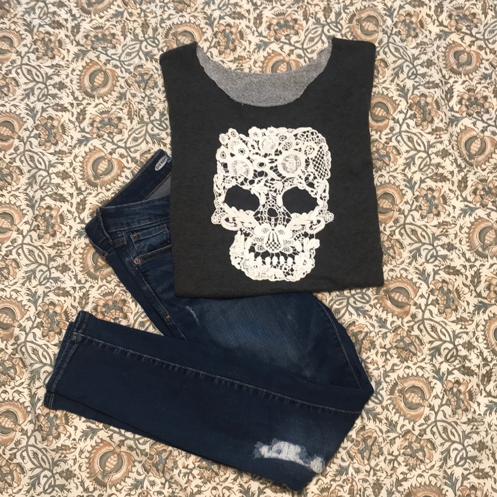 Off shoulder lace skull shirt 💀